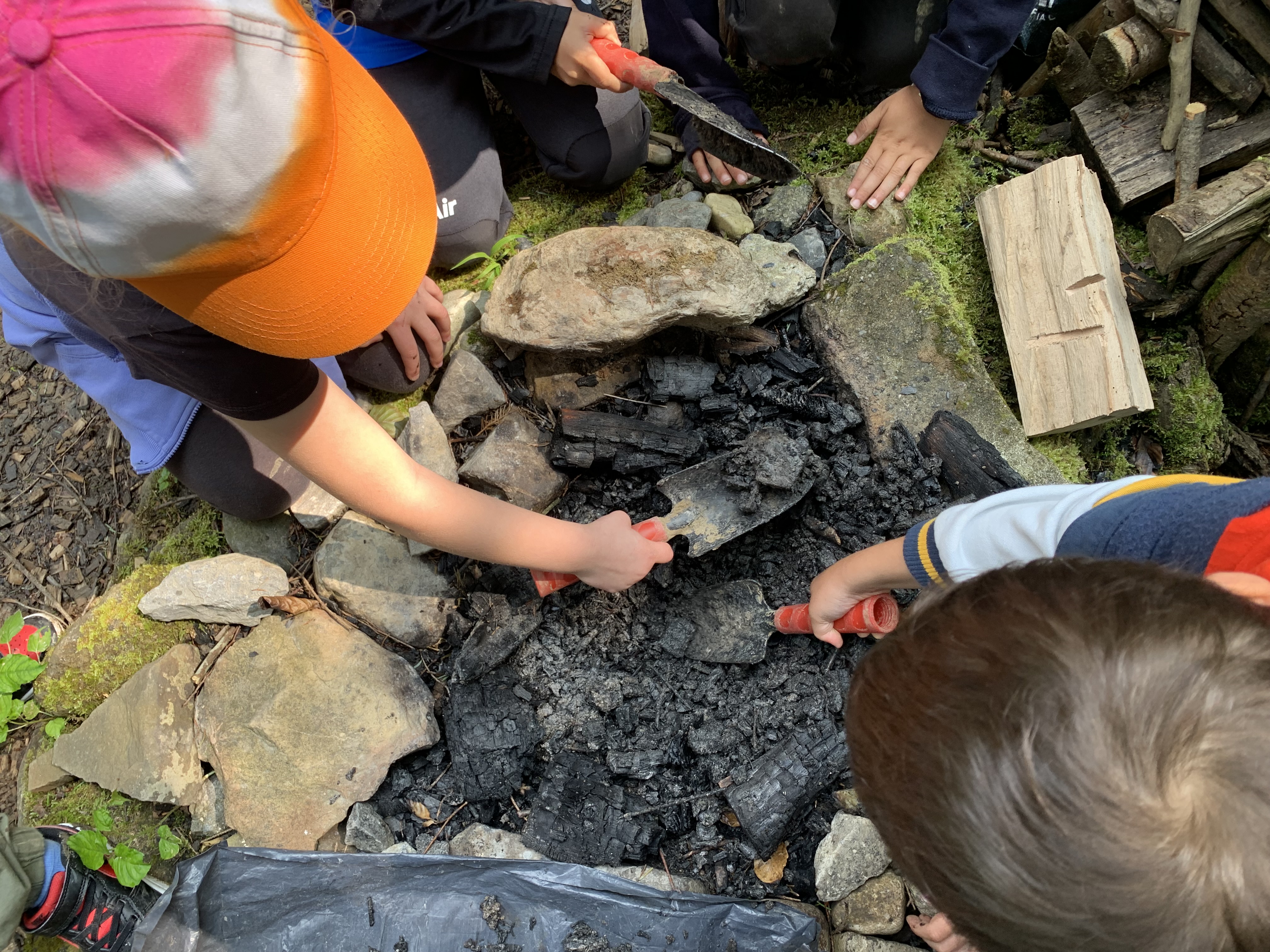 Ecole en forêt - préparation pour le feu de midi